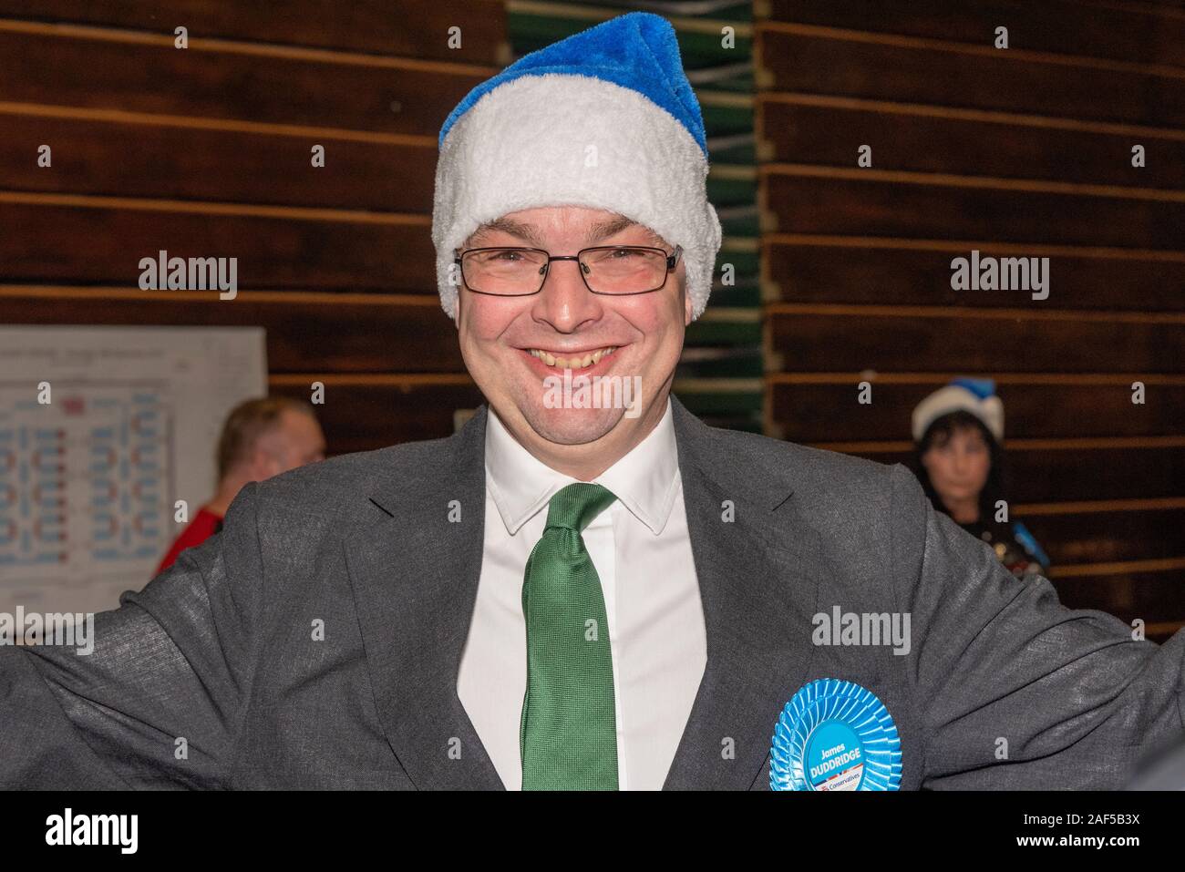 Southend on Sea, Essex, Royaume-Uni. Les bulletins de vote ont commencé à être comptés au dépouillement hall tant pour l'ouest de Southend, et Rochford et Southend East circonscriptions. Candidat conservateur James Duddridge est arrivé, et est vu portant un chapeau bleu. Banque D'Images