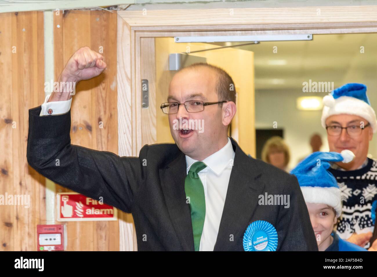 Southend on Sea, Essex, Royaume-Uni. Les bulletins de vote ont commencé à être comptés au dépouillement hall tant pour l'ouest de Southend, et Rochford et Southend East circonscriptions. Candidat conservateur James Duddridge arrivant, déjà célèbre Banque D'Images