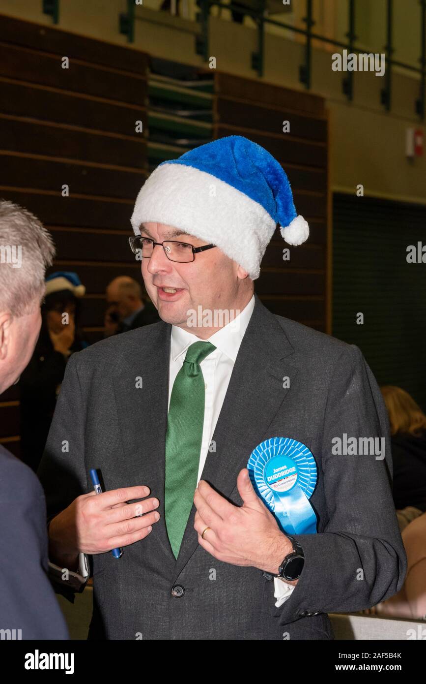 Southend on Sea, Essex, Royaume-Uni. Les bulletins de vote ont commencé à être comptés au dépouillement hall tant pour l'ouest de Southend, et Rochford et Southend East circonscriptions. Candidat conservateur James Duddridge est arrivé, et est vu portant un chapeau bleu. Banque D'Images