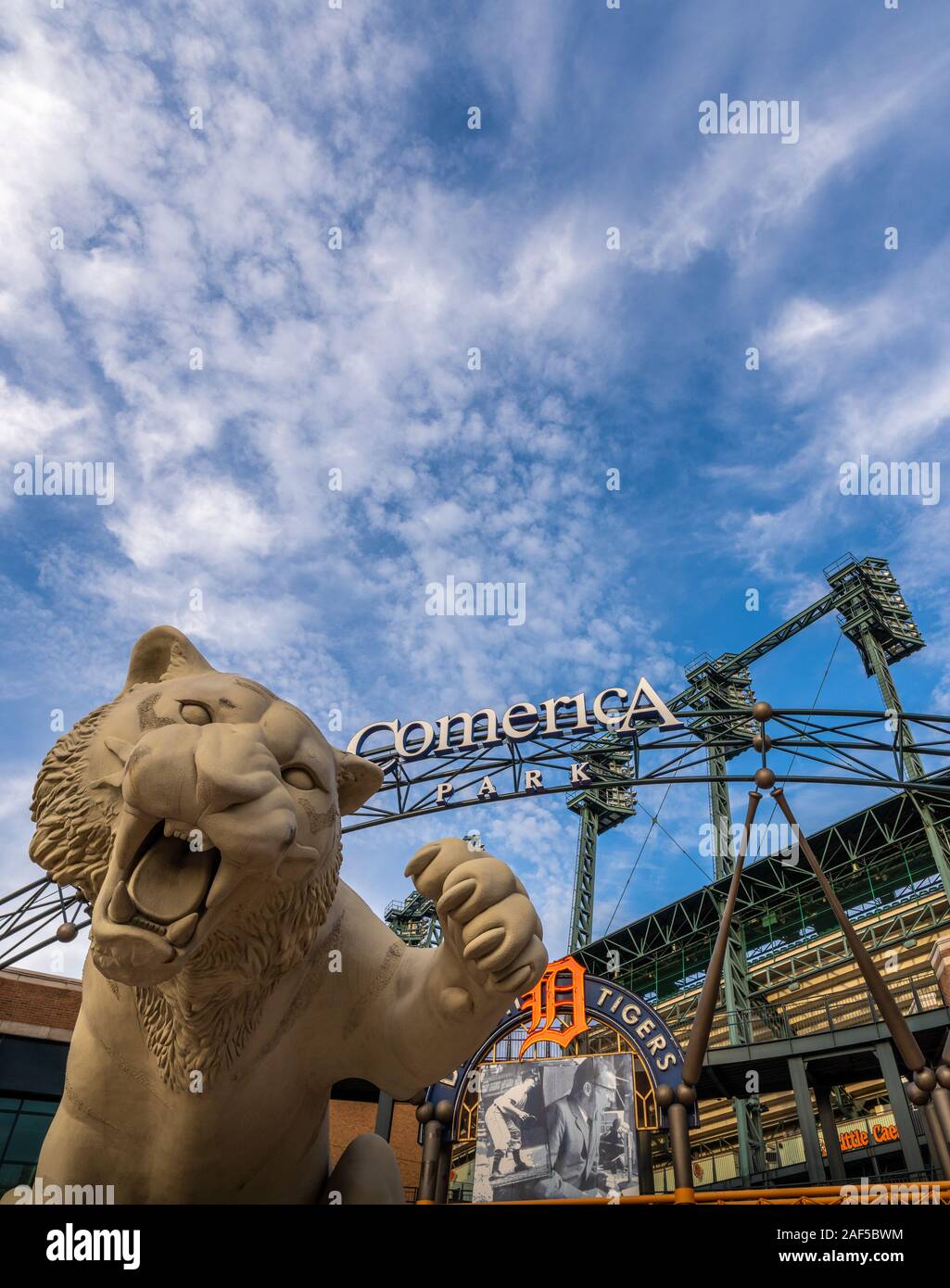 Detroit, MI - 6 Oct 2019 : Comerica Park est l'accueil de l'équipe de baseball des Detroit Tigers. La verticale de près de l'entrée principale de la signalisation et le tigre de t Banque D'Images