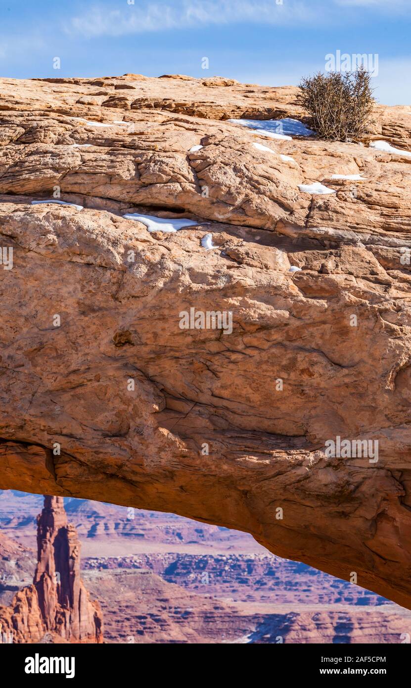 Mesa Arch (partielle), Canyonlands National Park, Île dans le ciel sur une journée d'hiver ensoleillée, le sud-est de l'Utah, USA. Banque D'Images