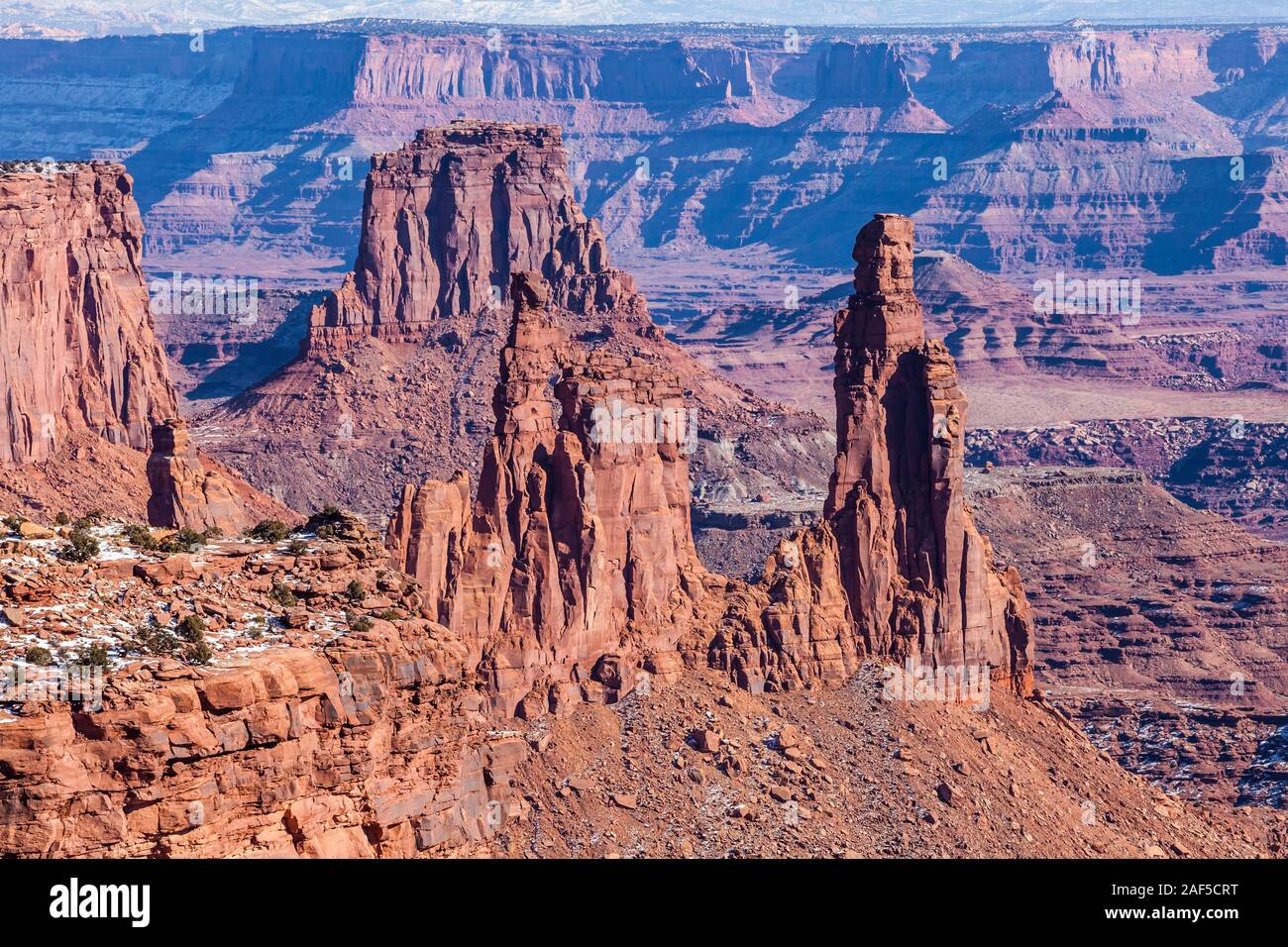 Femme lave Arch, Canyonlands National Park, Île dans le ciel sur une journée d'hiver ensoleillée, le sud-est de l'Utah, USA. Banque D'Images