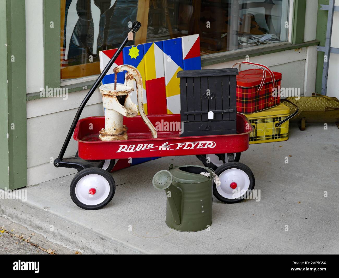 FINGER LAKES, NY, USA - Mai 2019 : vieilles villes pittoresques dans la région des lacs Finger préserver l'ancienne rue principale de magasins, souvent utilisé pour les magasins d'antiquités. Banque D'Images