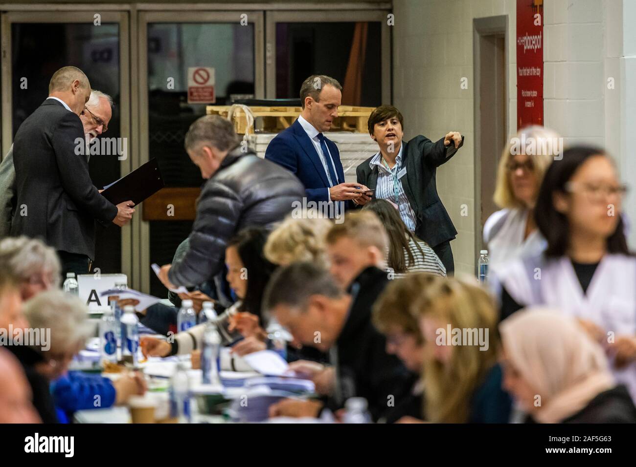 Esher, Londres, Royaume-Uni. 13 Décembre, 2019. Dominic Raab vues le comte avec son personnel - Le comte et résultat à l'Esher et Walton dans la circonscription 2019 Élection générale. Où Dominic Raab est le député conservateur sortant et est poursuivi par Monica Harding, de la lib Dems. Crédit : Guy Bell/Alamy Live News Banque D'Images