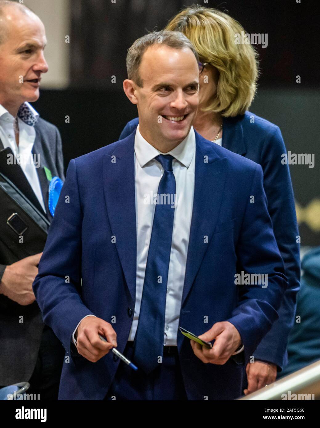 Esher, Londres, Royaume-Uni. 13 Décembre, 2019. Dominic Raab vues le comte avec son personnel - Le comte et résultat à l'Esher et Walton dans la circonscription 2019 Élection générale. Où Dominic Raab est le député conservateur sortant et est poursuivi par Monica Harding, de la lib Dems. Crédit : Guy Bell/Alamy Live News Banque D'Images