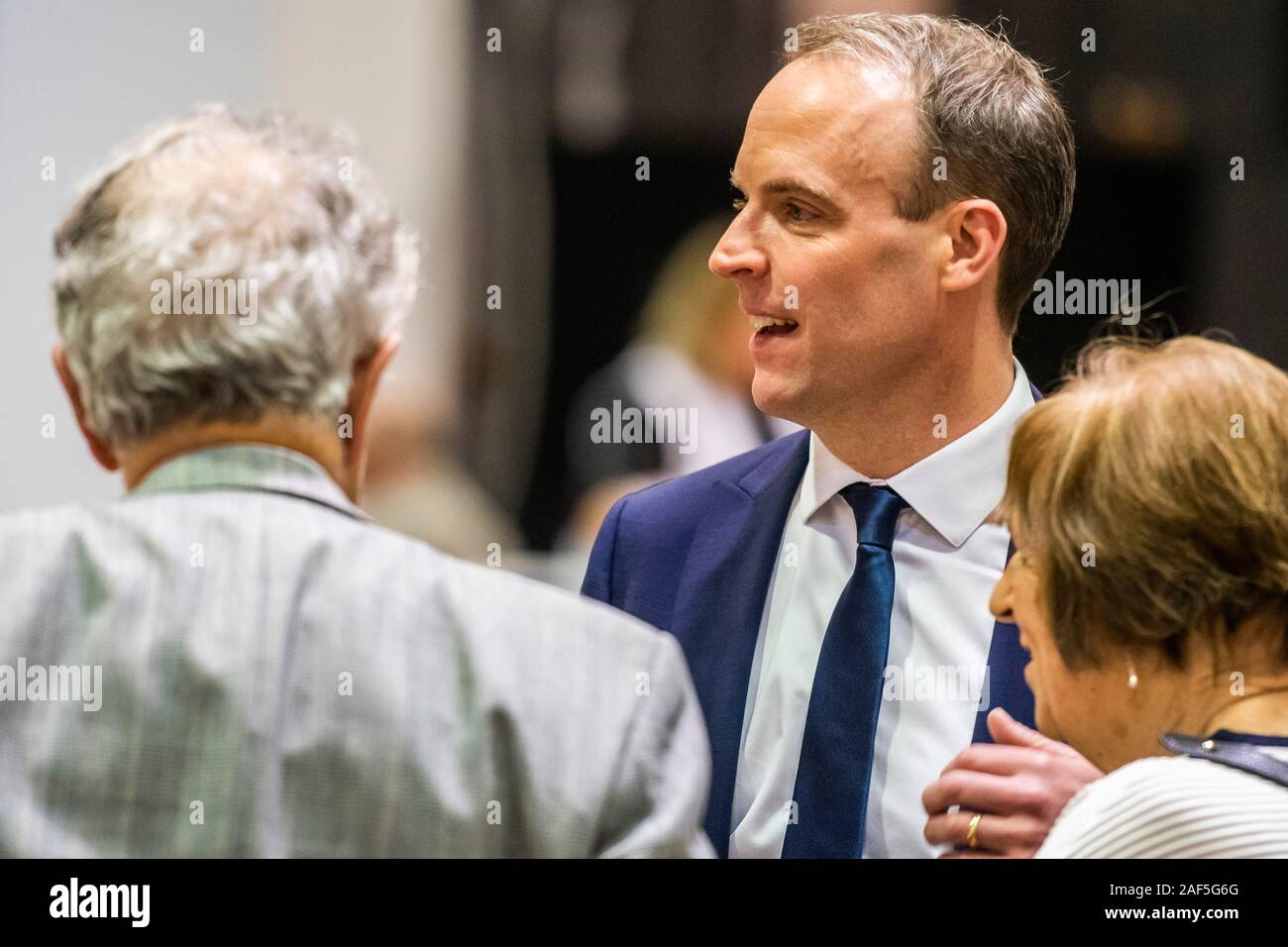 Esher, Londres, Royaume-Uni. 13 Décembre, 2019. Dominic Raab vues le comte avec son personnel - Le comte et résultat à l'Esher et Walton dans la circonscription 2019 Élection générale. Où Dominic Raab est le député conservateur sortant et est poursuivi par Monica Harding, de la lib Dems. Crédit : Guy Bell/Alamy Live News Banque D'Images