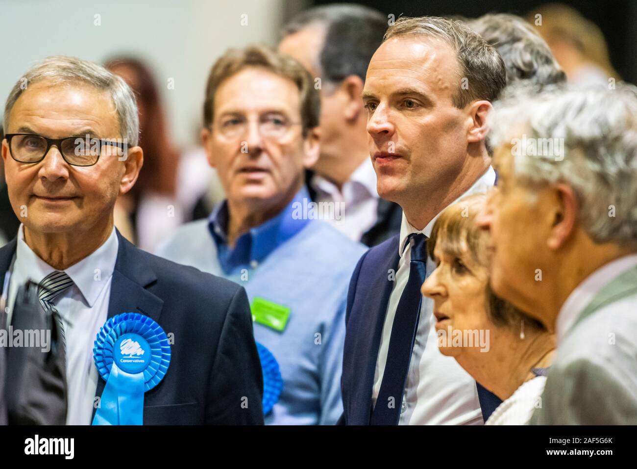 Esher, Londres, Royaume-Uni. 13 Décembre, 2019. Dominic Raab vues le comte avec son personnel - Le comte et résultat à l'Esher et Walton dans la circonscription 2019 Élection générale. Où Dominic Raab est le député conservateur sortant et est poursuivi par Monica Harding, de la lib Dems. Crédit : Guy Bell/Alamy Live News Banque D'Images