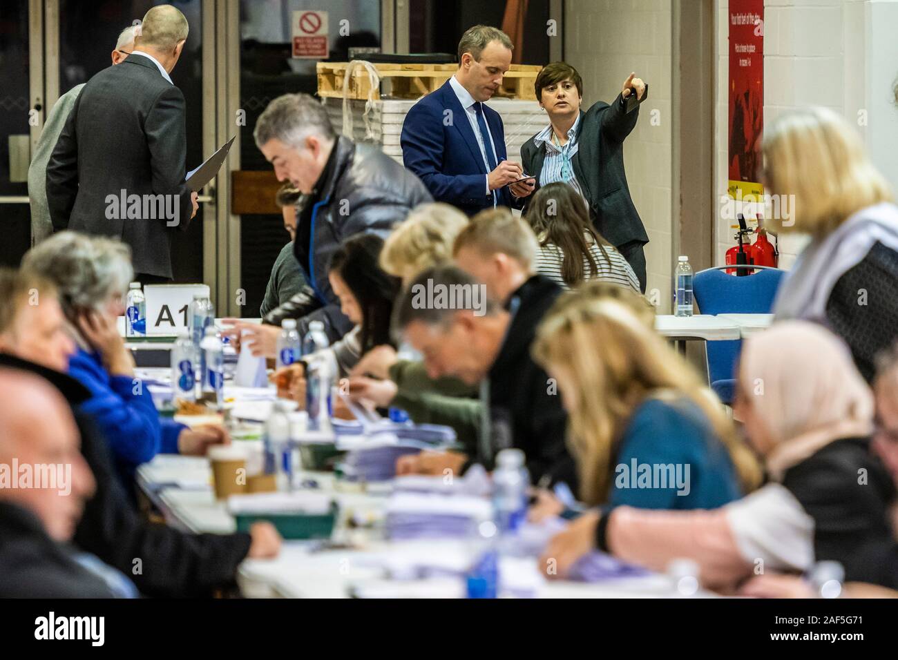 Esher, Londres, Royaume-Uni. 13 Décembre, 2019. Dominic Raab vues le comte avec son personnel - Le comte et résultat à l'Esher et Walton dans la circonscription 2019 Élection générale. Où Dominic Raab est le député conservateur sortant et est poursuivi par Monica Harding, de la lib Dems. Crédit : Guy Bell/Alamy Live News Banque D'Images