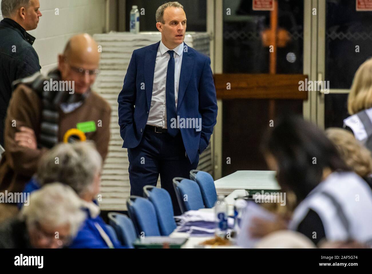 Esher, Londres, Royaume-Uni. 13 Décembre, 2019. Dominic Raab vues le comte avec son personnel - Le comte et résultat à l'Esher et Walton dans la circonscription 2019 Élection générale. Où Dominic Raab est l'incumbant Consertvative MP et est poursuivi par Monica Harding, de la lib Dems. Crédit : Guy Bell/Alamy Live News Banque D'Images