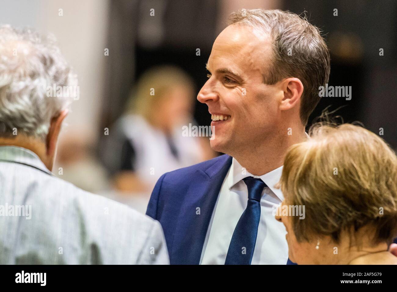 Esher, Londres, Royaume-Uni. 13 Décembre, 2019. Dominic Raab vues le comte avec son personnel - Le comte et résultat à l'Esher et Walton dans la circonscription 2019 Élection générale. Où Dominic Raab est le député conservateur sortant et est poursuivi par Monica Harding, de la lib Dems. Crédit : Guy Bell/Alamy Live News Banque D'Images