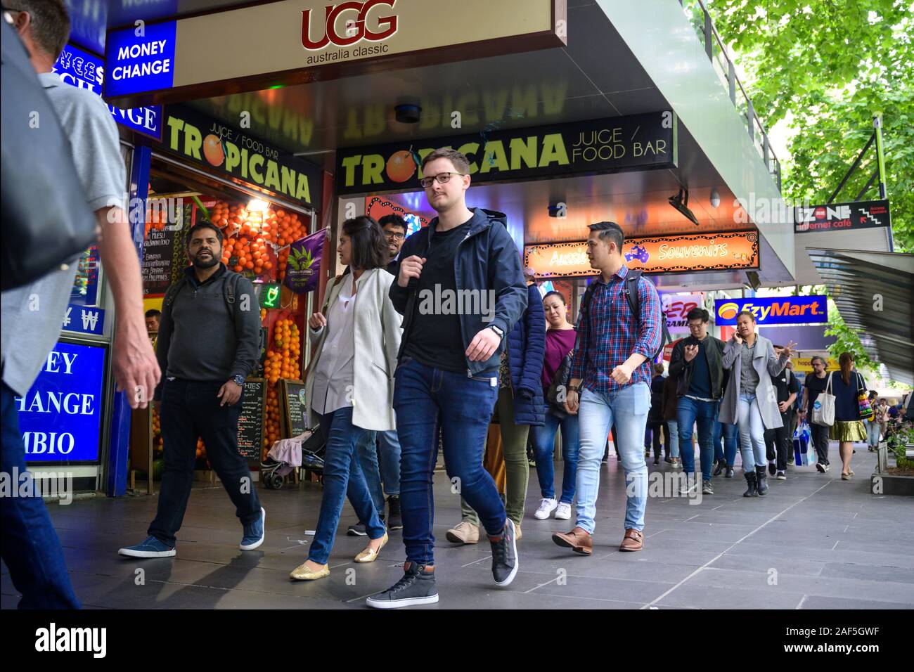 Les gens qui marchent à travers Swanton Street, Melbourne, Victoria, Australie. Banque D'Images