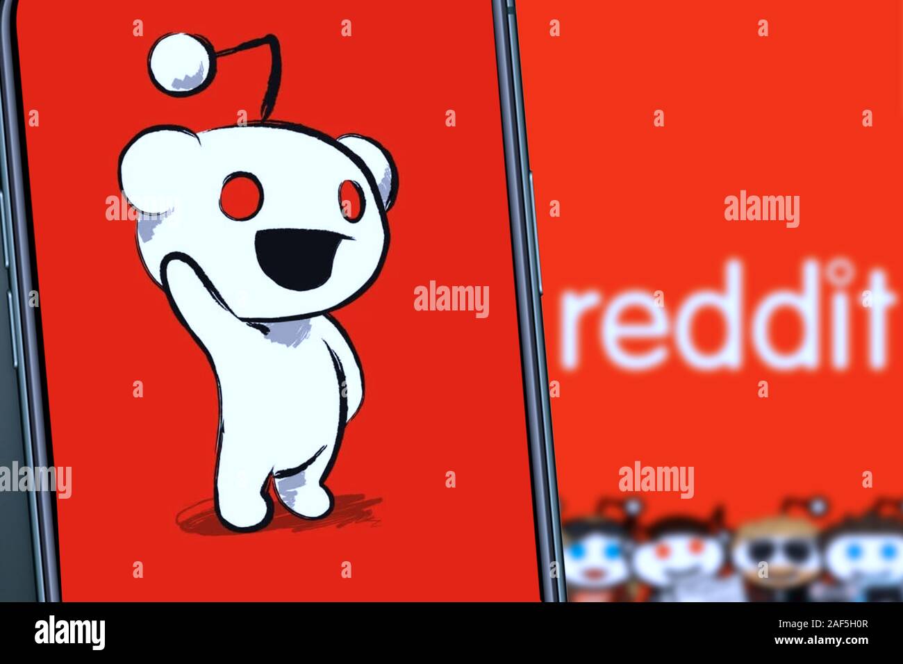 Smart phone avec REDDIT logo qui est un site de bookmarking social et agrégateur de nouvelles. United States, California, mercredi 27 novembre, 2019 Banque D'Images