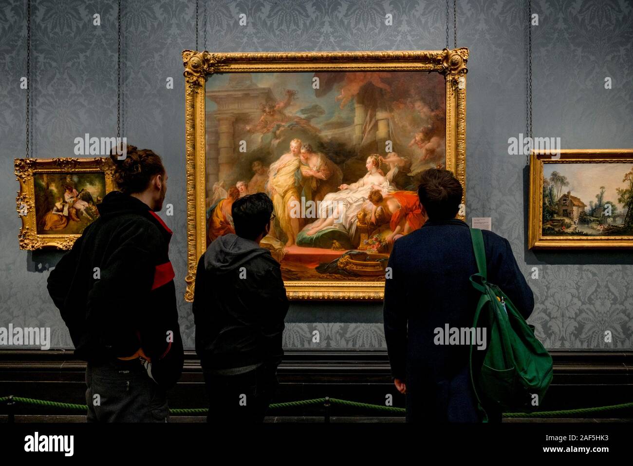 Les gens qui regardent la peinture de Jean-Honoré Fragonard, National Gallery, Londres, Angleterre, Royaume-Uni Banque D'Images