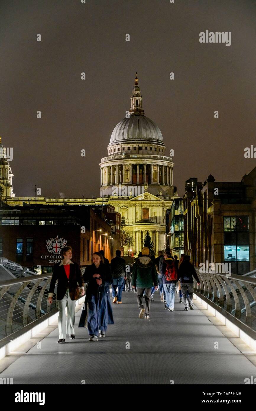La passerelle du millénaire de Londres, l'acier suspension pont piétonnier, la Cathédrale St Paul, London, England, UK Banque D'Images