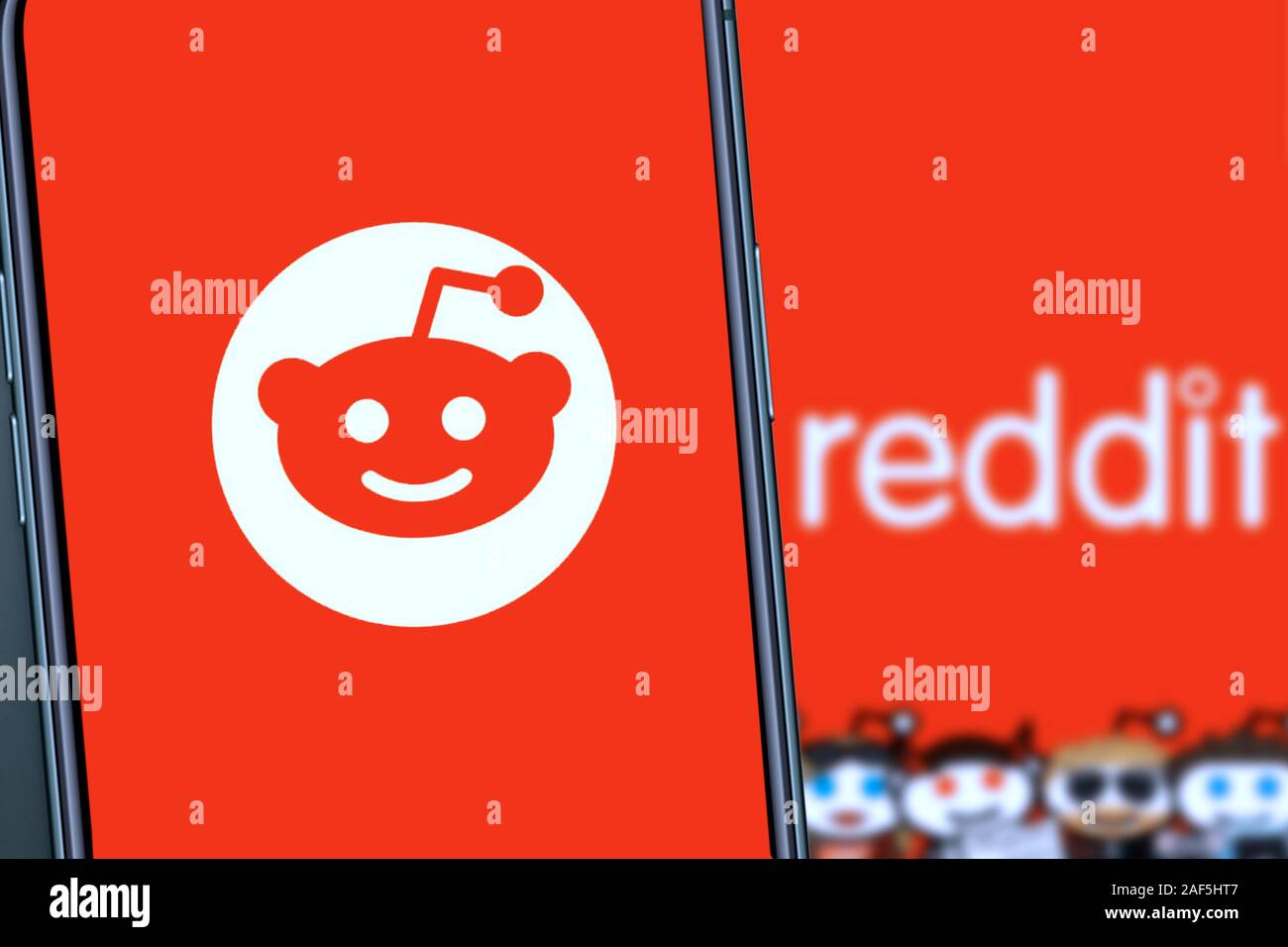 Smart phone avec REDDIT logo qui est un site de bookmarking social et agrégateur de nouvelles. United States, California, mercredi 27 novembre, 2019 Banque D'Images