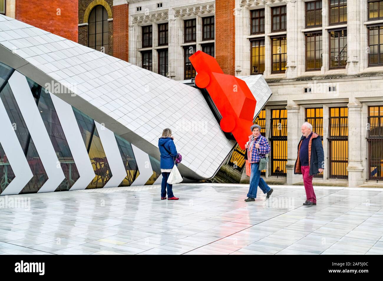 Voiture rouge publicité installation d'exposition de voitures, Victoria and Albert Museum, London, England, UK Banque D'Images