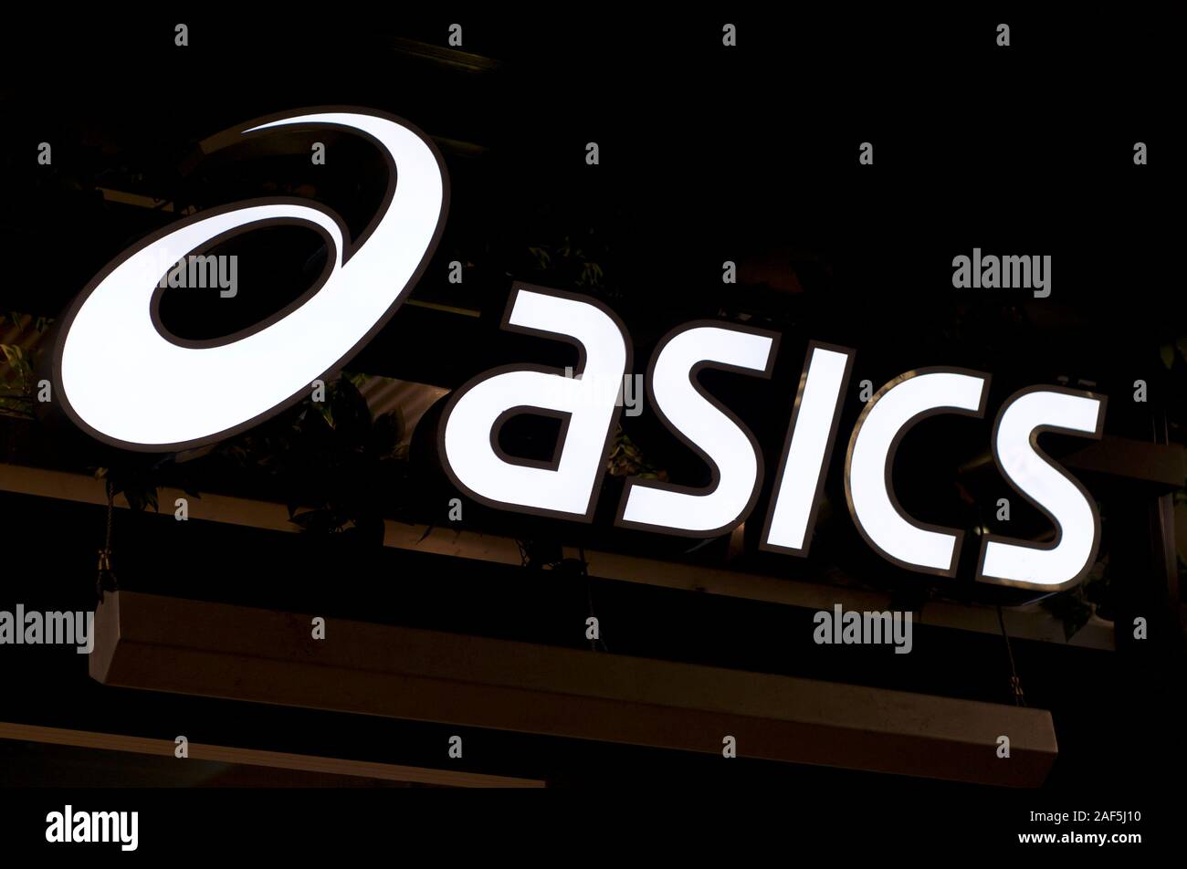 Brisbane, Queensland, Australie - 27 novembre 2019 : vue sur un écran lumineux logo Asics remise devant un magasin dans la ville de Brisbane, Australie Banque D'Images