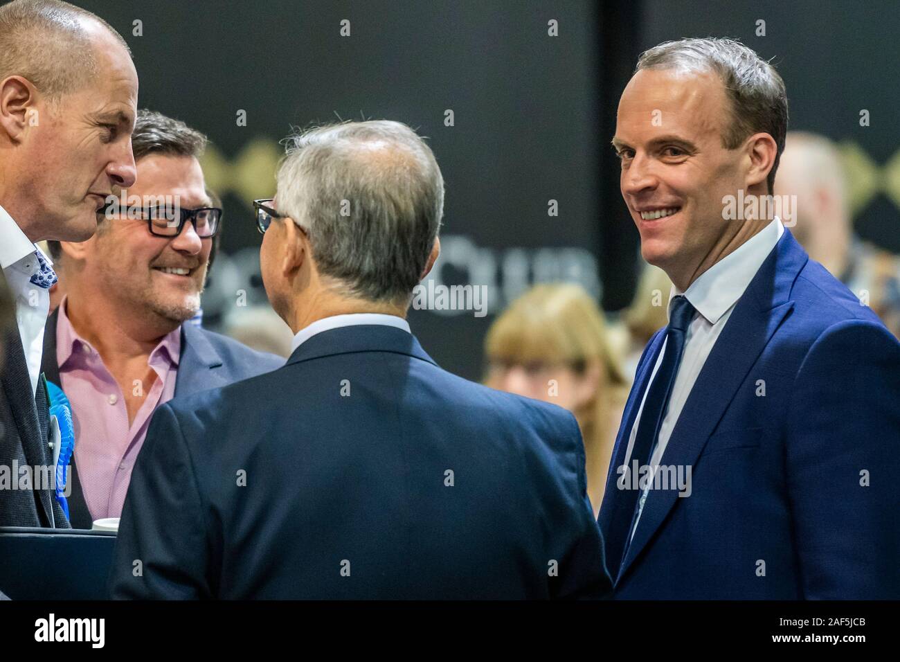 Esher, Londres, Royaume-Uni. 13 Décembre, 2019. Dominic Raab dans humeur détendue avec son équipe - le comte et suite à l'Esher et Walton dans la circonscription 2019 Élection générale. Où Dominic Raab est le député conservateur sortant et est poursuivi par Monica Harding, de la lib Dems. Crédit : Guy Bell/Alamy Live News Banque D'Images