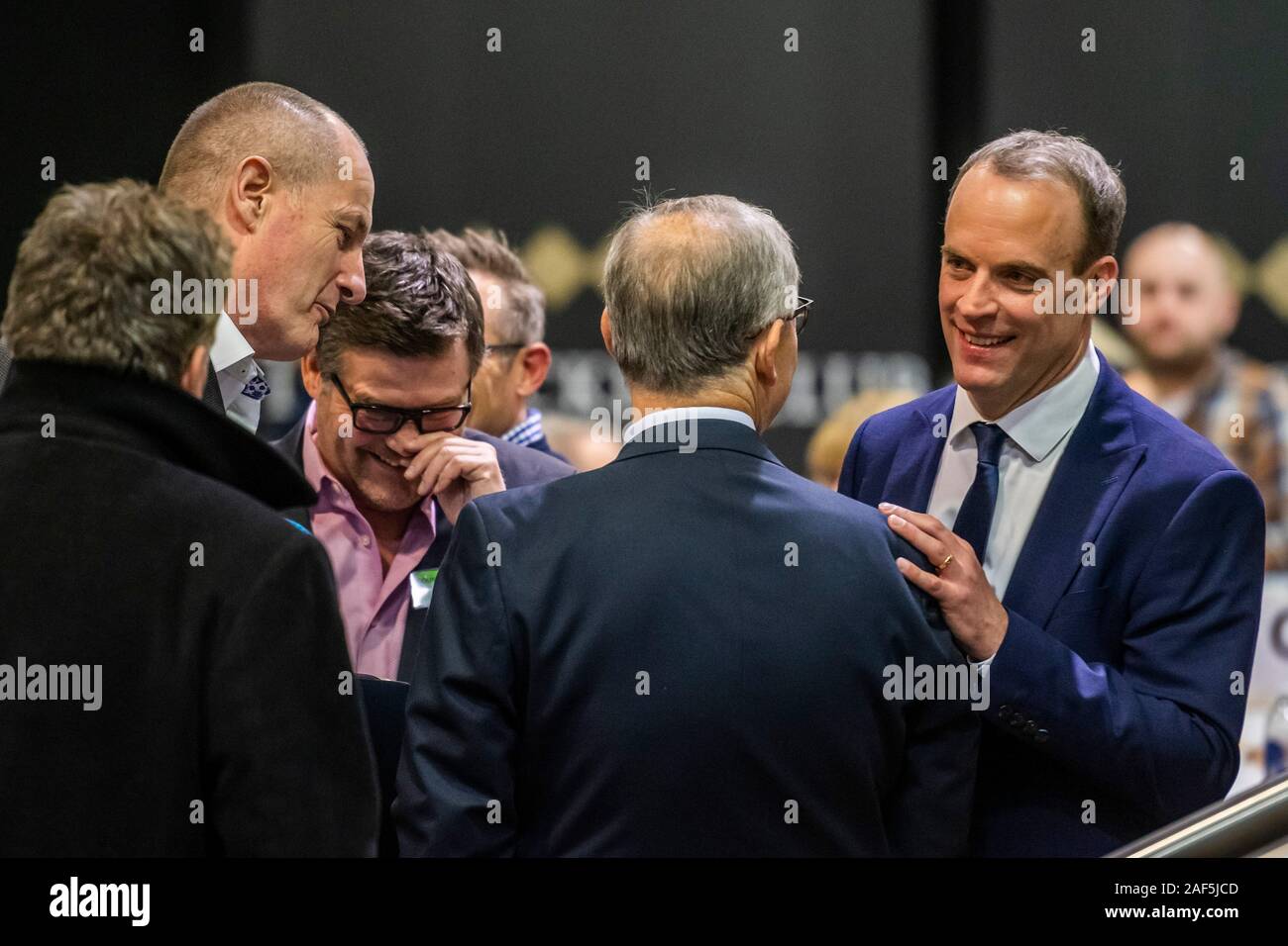 Esher, Londres, Royaume-Uni. 13 Décembre, 2019. Dominic Raab dans humeur détendue avec son équipe - le comte et suite à l'Esher et Walton dans la circonscription 2019 Élection générale. Où Dominic Raab est le député conservateur sortant et est poursuivi par Monica Harding, de la lib Dems. Crédit : Guy Bell/Alamy Live News Banque D'Images