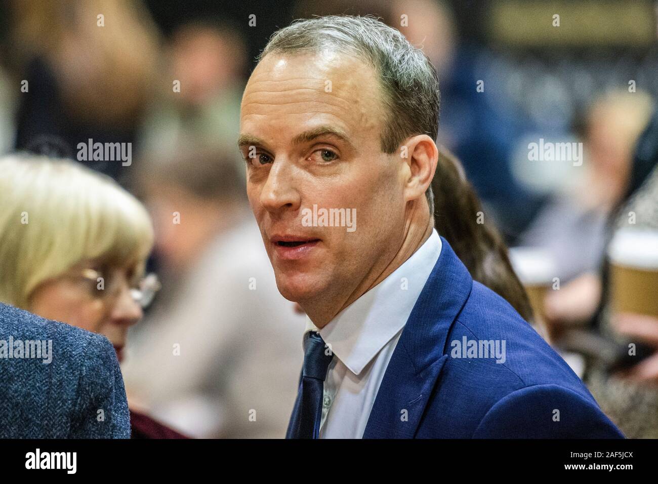 Esher, Londres, Royaume-Uni. 13 Décembre, 2019. Dominic Raab dans humeur détendue avec son équipe - le comte et suite à l'Esher et Walton dans la circonscription 2019 Élection générale. Où Dominic Raab est le député conservateur sortant et est poursuivi par Monica Harding, de la lib Dems. Crédit : Guy Bell/Alamy Live News Banque D'Images