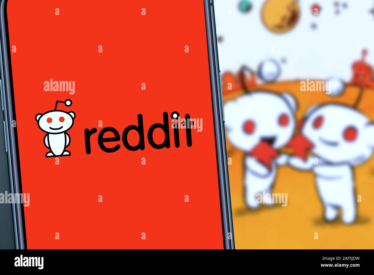 Smart phone avec REDDIT logo qui est un site de bookmarking social et agrégateur de nouvelles. United States, California, mercredi 27 novembre, 2019 Banque D'Images