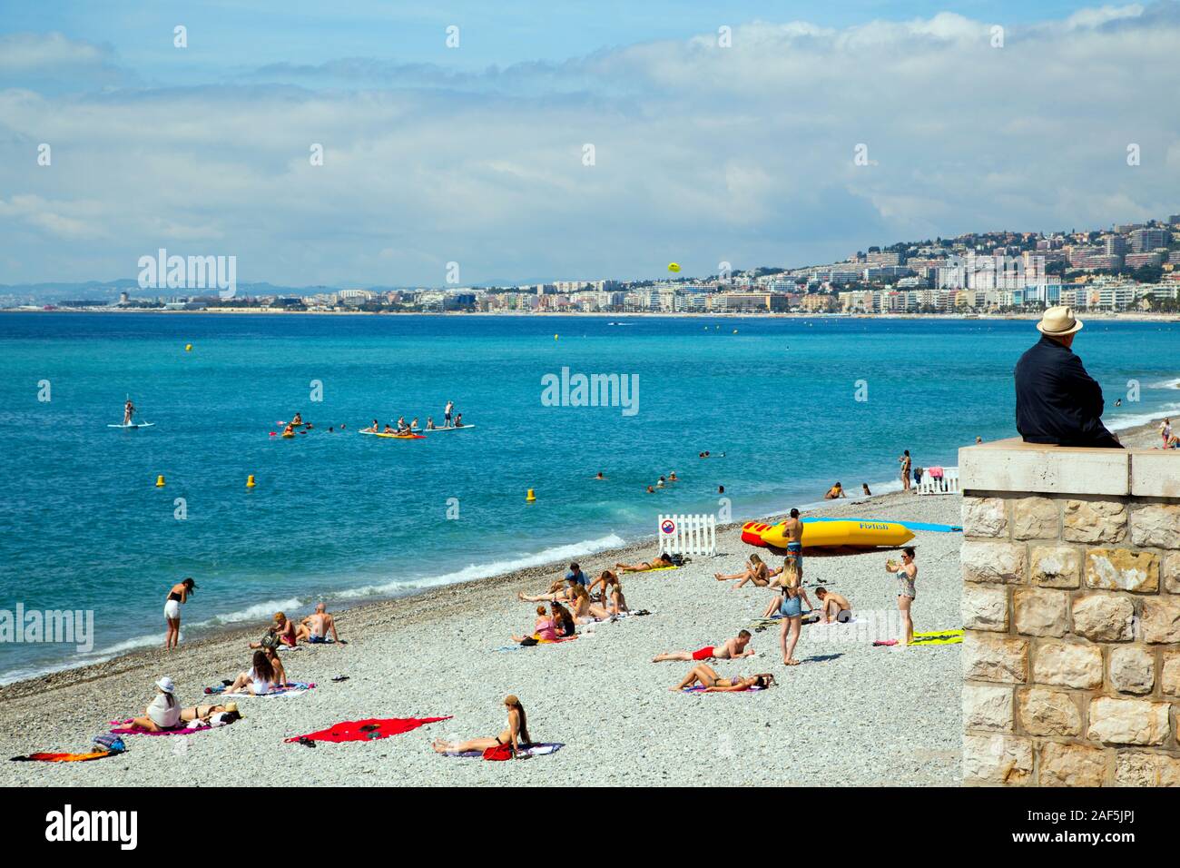 La plage de Nice sur la côte d'azur à une chaude journée de printemps en France Banque D'Images