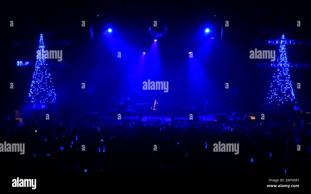 Anaheim, Californie, USA 8 décembre 2019 Josh Dun et Tyler Joseph de vingt et un pilotes accomplissent à presque KROQ Acoustic Concert de Noël le 8 décembre 2019 au Honda Center d'Anaheim, Californie, USA. Photo de Barry King/Alamy Stock Photo Banque D'Images