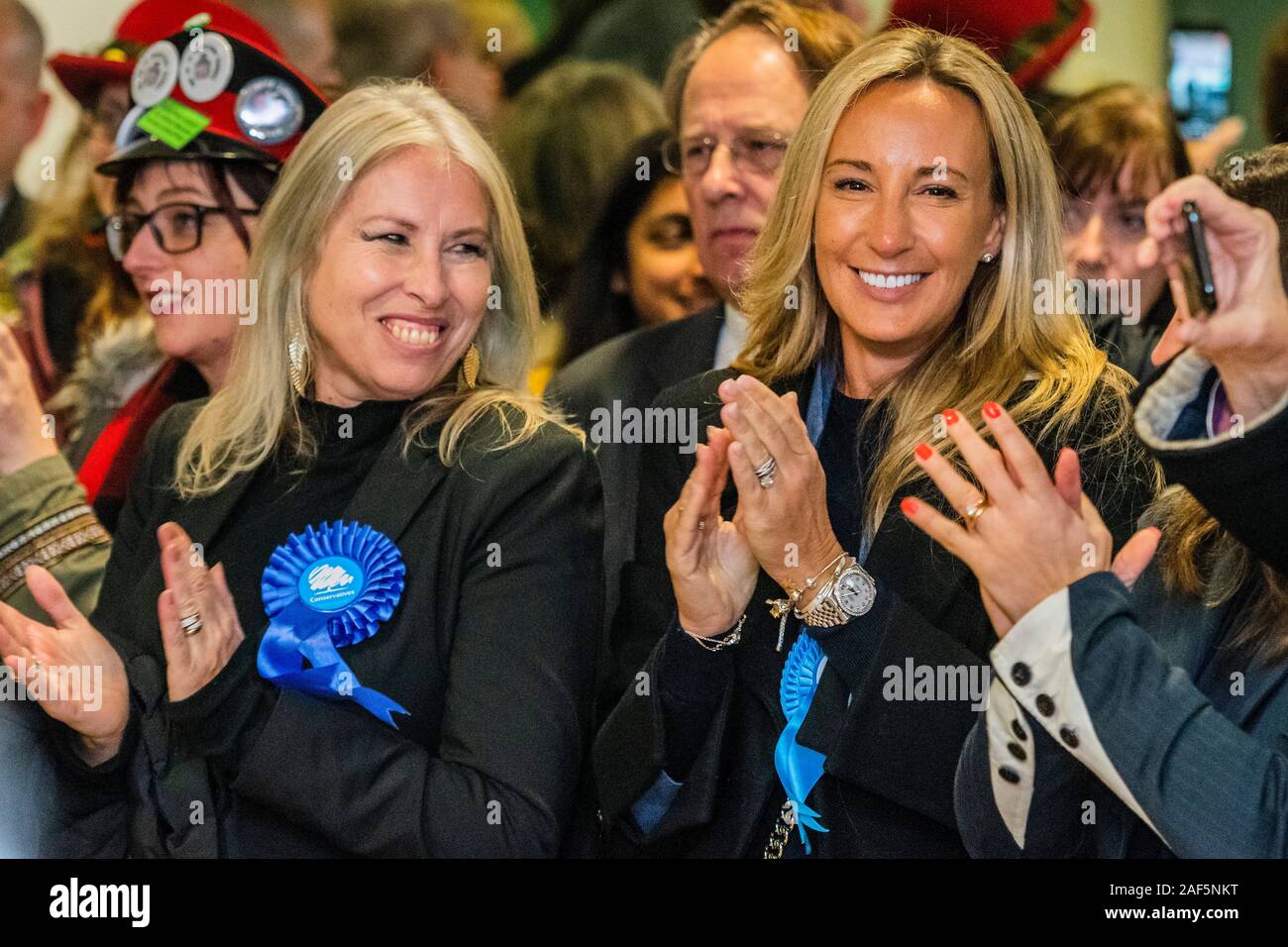 Esher, Londres, Royaume-Uni. 13 Décembre, 2019. Sa femme et l'équipe de célébrer - Dominic Raab gagne par 31 132 voix contre 28389 pour Monica Harding - le résultat à l'Esher et Walton dans la circonscription 2019 Élection générale. Où Dominic Raab est le député conservateur sortant et est poursuivi par Monica Harding, de la lib Dems. Crédit : Guy Bell/Alamy Live News Banque D'Images