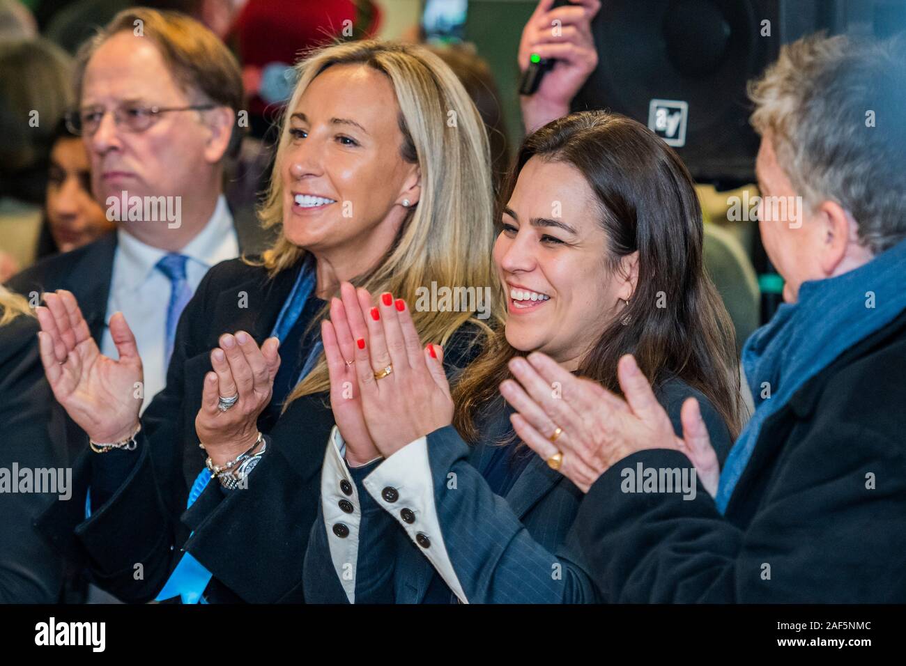 Esher, Londres, Royaume-Uni. 13 Décembre, 2019. Sa femme et l'équipe de célébrer - Dominic Raab gagne par 31 132 voix contre 28389 pour Monica Harding - le résultat à l'Esher et Walton dans la circonscription 2019 Élection générale. Où Dominic Raab est le député conservateur sortant et est poursuivi par Monica Harding, de la lib Dems. Crédit : Guy Bell/Alamy Live News Banque D'Images