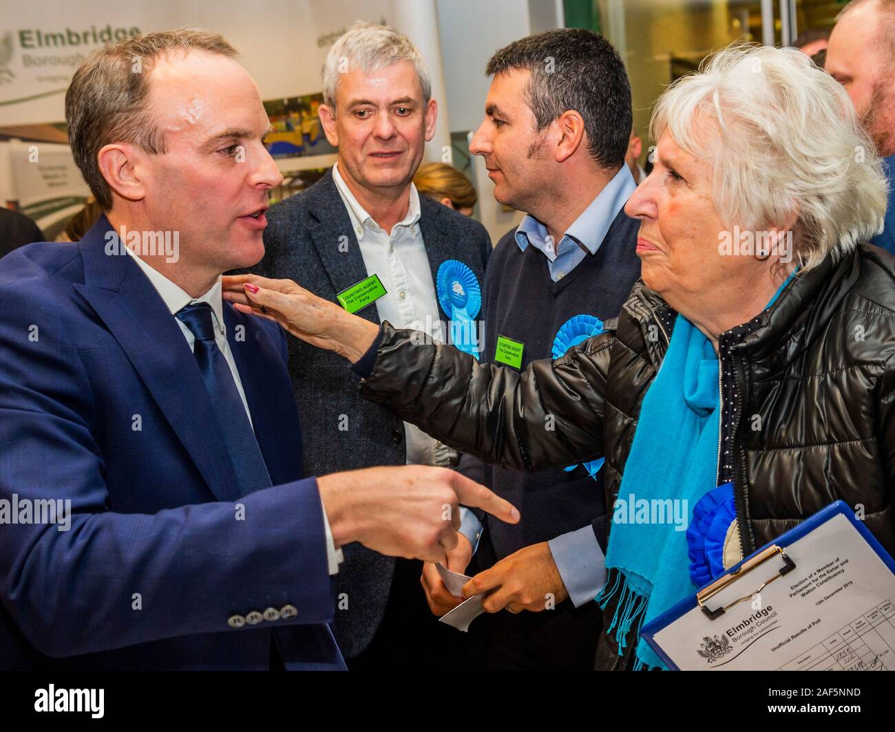 Esher, Londres, Royaume-Uni. 13 Décembre, 2019. Dominic Raab d'être félicité par les partisans après avoir remporté par 31 132 voix contre 28389 pour Monica Harding - le résultat à l'Esher et Walton dans la circonscription 2019 Élection générale. Où Dominic Raab est le député conservateur sortant et est poursuivi par Monica Harding, de la lib Dems. Crédit : Guy Bell/Alamy Live News Banque D'Images