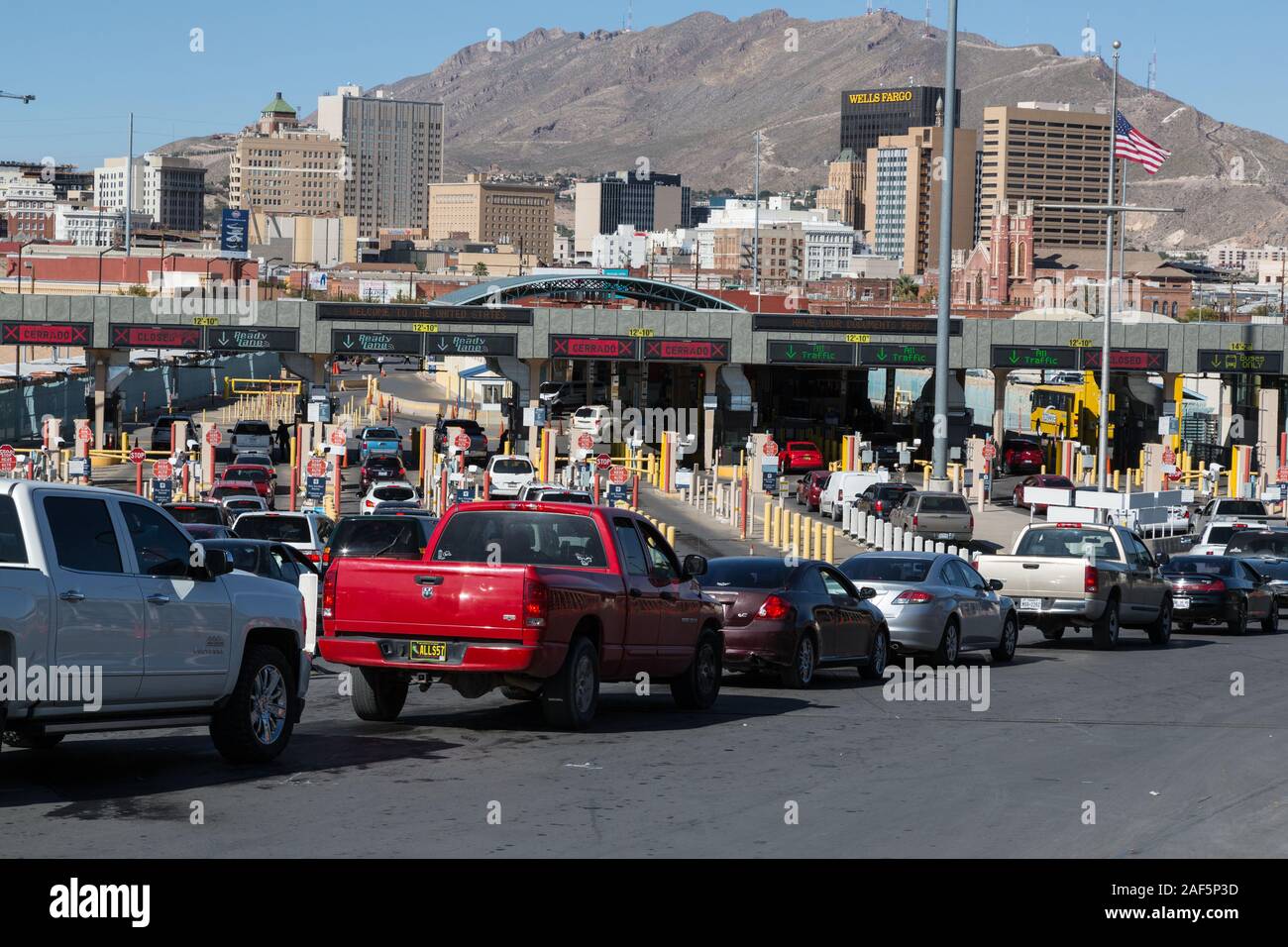 El Paso, Texas. L'automobile fait la queue pour entrer aux États-Unis, vu de Ciudad Juarez et d'autre de la frontière, à la recherche en direction d'El Paso. Banque D'Images
