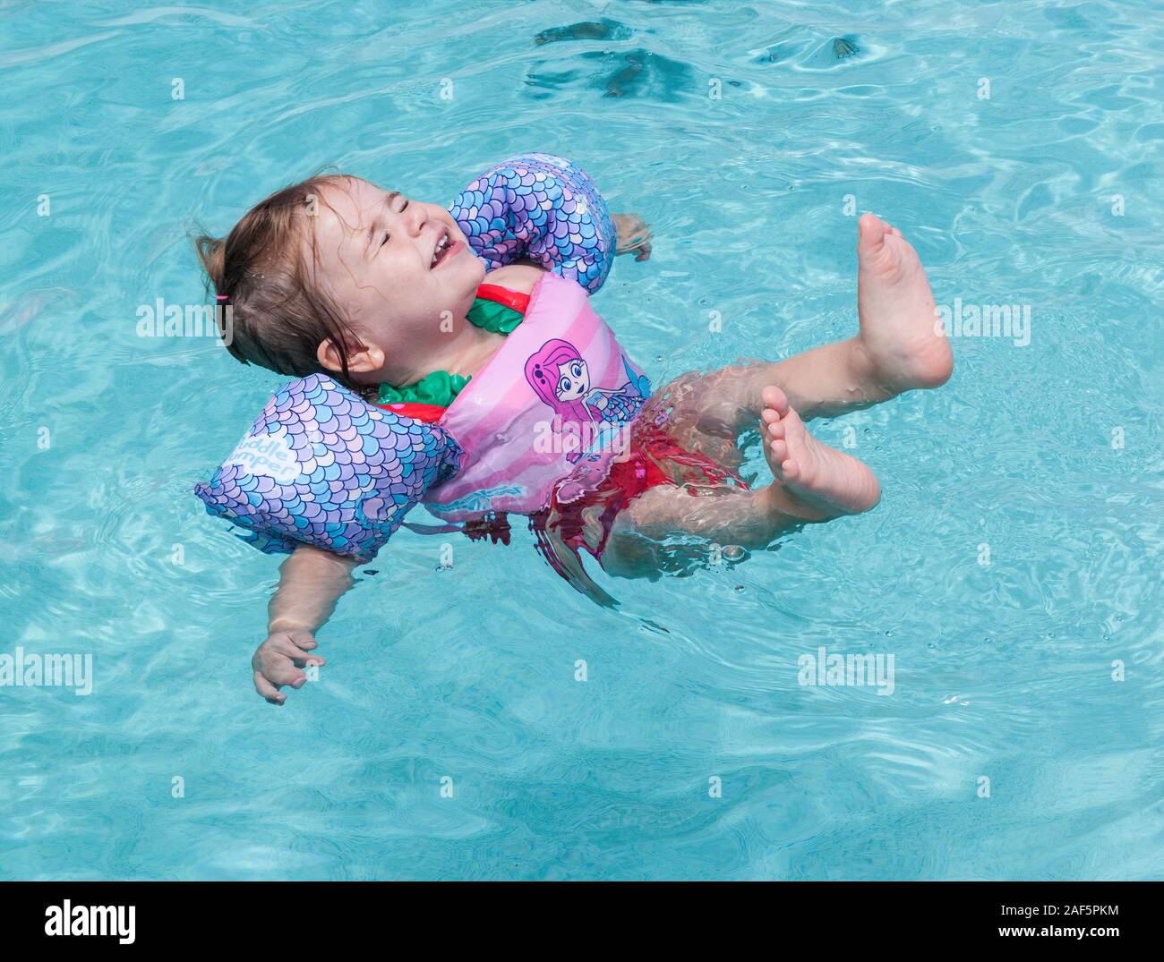Avon, Outer Banks, Caroline du Nord. Deux ans, avec des ailes de l'eau dans la piscine. (Modèle 1992) Banque D'Images