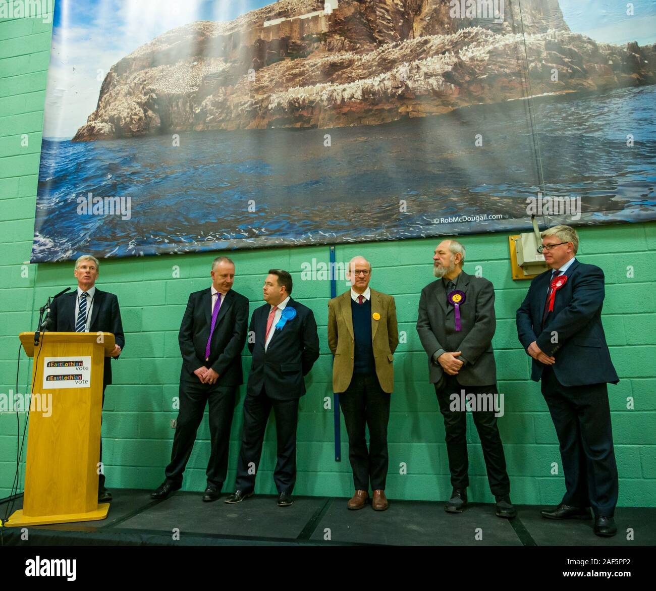 Meadowmill Sports Centre, East Lothian, Ecosse, Royaume-Uni, 13 décembre 2019. Élection générale : ancien secrétaire de la Justice Kenny MacAskill, Scottish National Party (SNP) candidat gagne l'élection à titre de député de East Lothian, un retour à sa carrière politique contre député Martin Whitfield, candidat du Parti travailliste écossais. Sur la photo : Kenny MacAskill, Scottish National Party (SNP), candidat du scrutin, Jim Lamond, Craig Hoy, candidat du parti conservateur écossais, Robert O'Riordan, candidat des démocrates libéraux écossais, David Martin, de l'UKIP Sisson, Whitfield, Parti travailliste écossais Banque D'Images