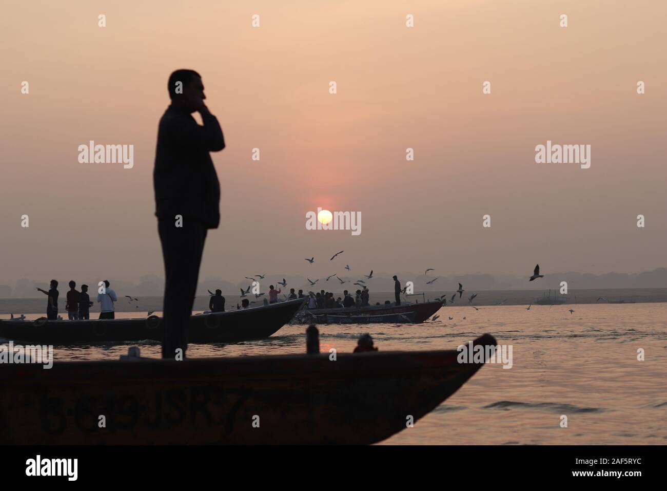 Les gens sont d'une excursion en bateau sur la rivière Ganga au lever du soleil Banque D'Images