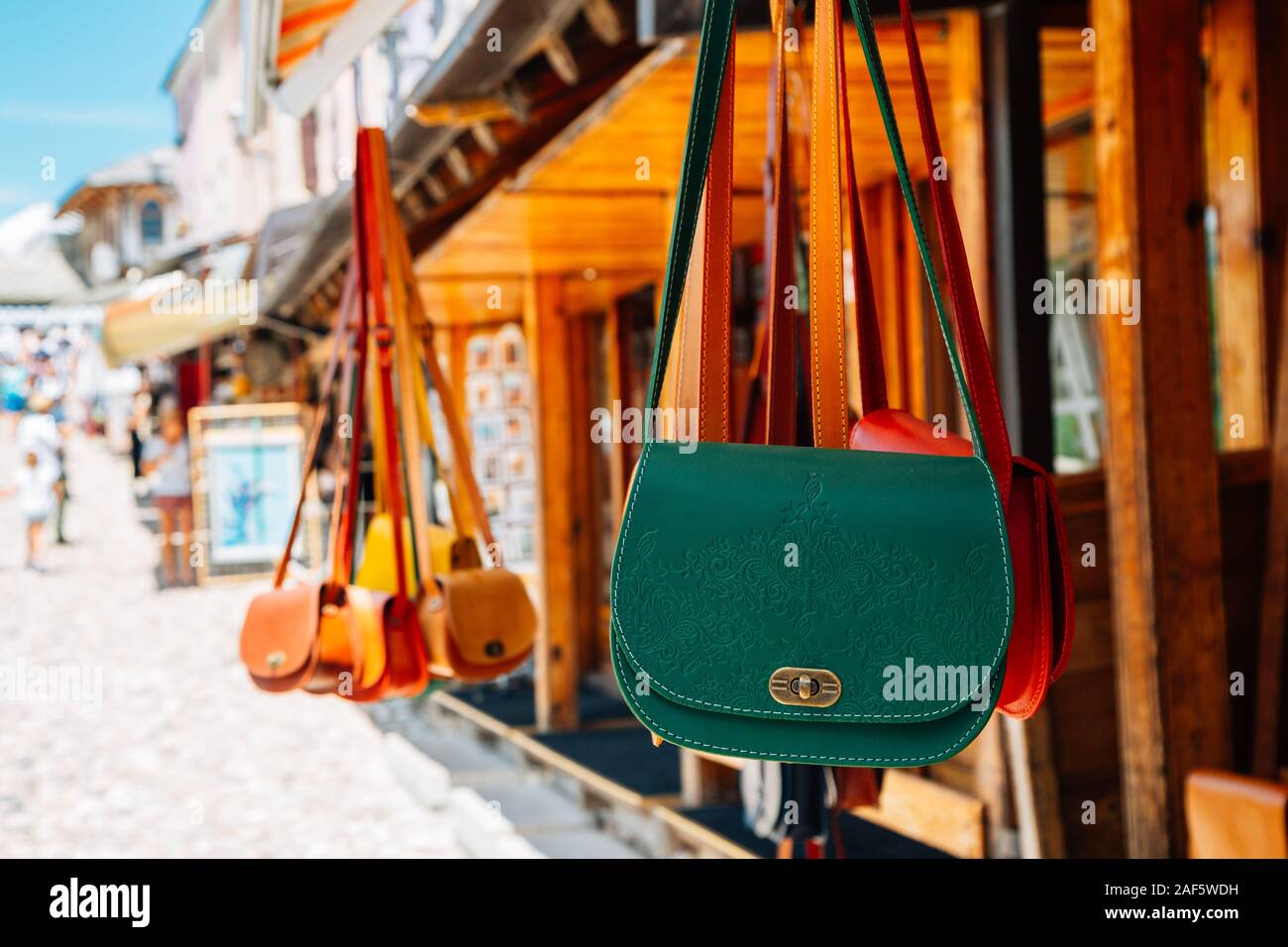 Boutique de souvenirs de la vieille ville de sacs en cuir coloré à Mostar,  Bosnie-Herzégovine Photo Stock - Alamy