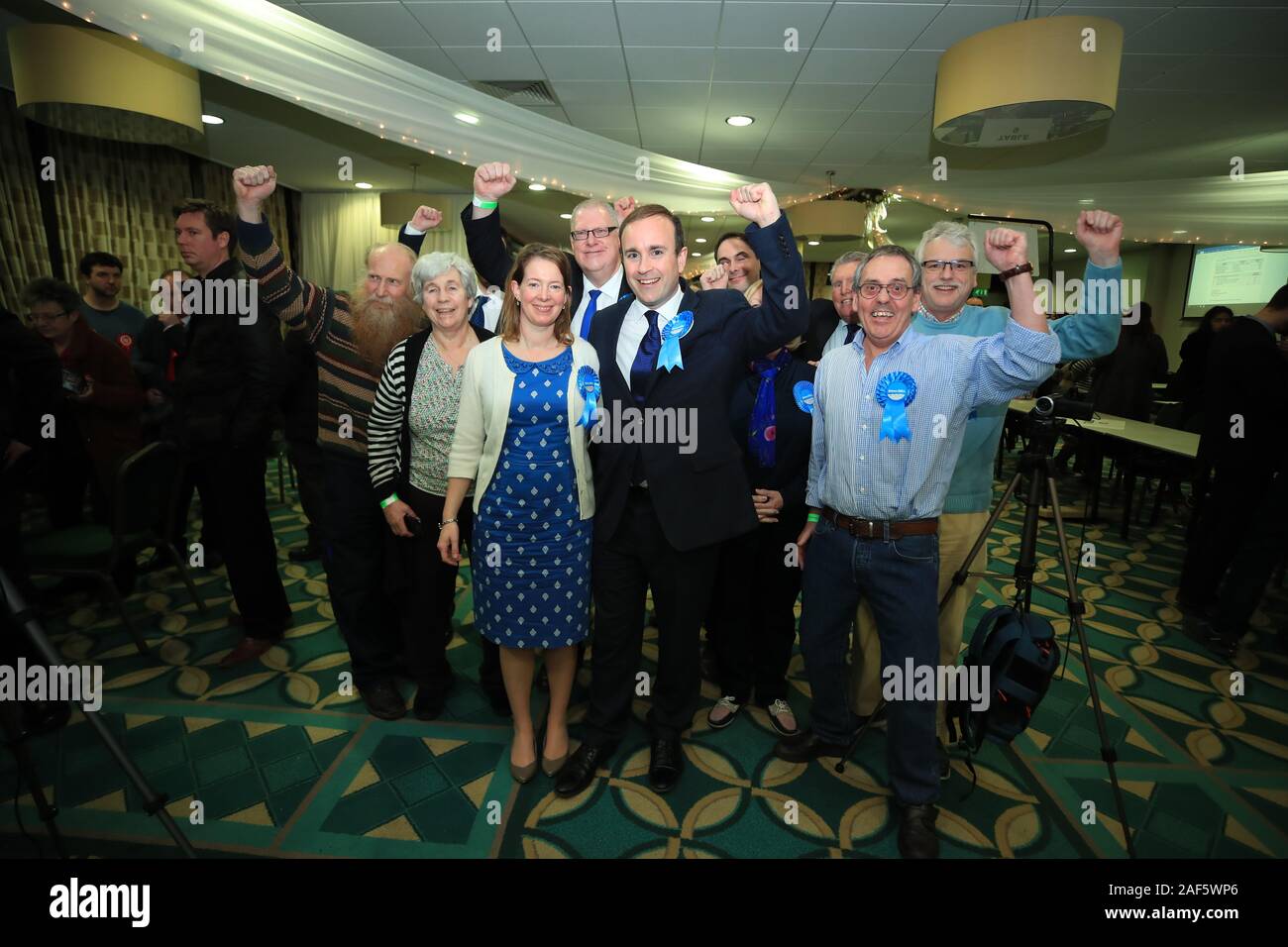 Candidat conservateur Aaron Bell est déclaré vainqueur de la Newcastle-Under-Lyme siège à l'élection générale de 2019. Banque D'Images