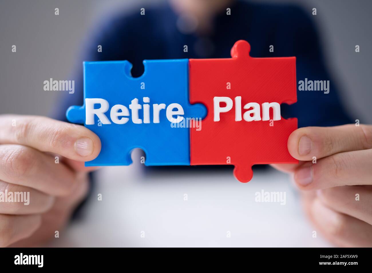 Vue de dessus de la main de personne se joindre à planifier et prendre leur retraite Jigsaw piece Banque D'Images