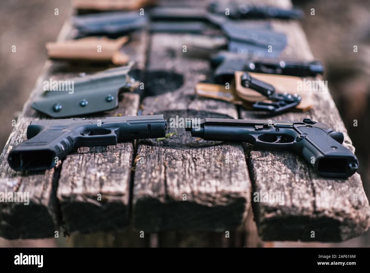 Pistolets de tir sport se situent sur une table en bois Banque D'Images