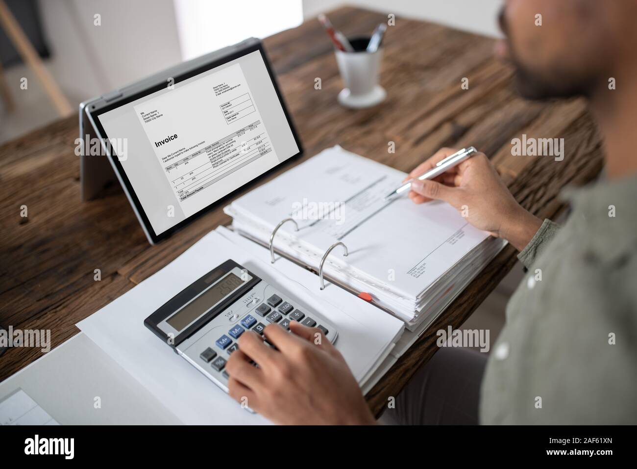 Close-up of Woman's Hands travaillant sur facture sur Laptop At Office Banque D'Images