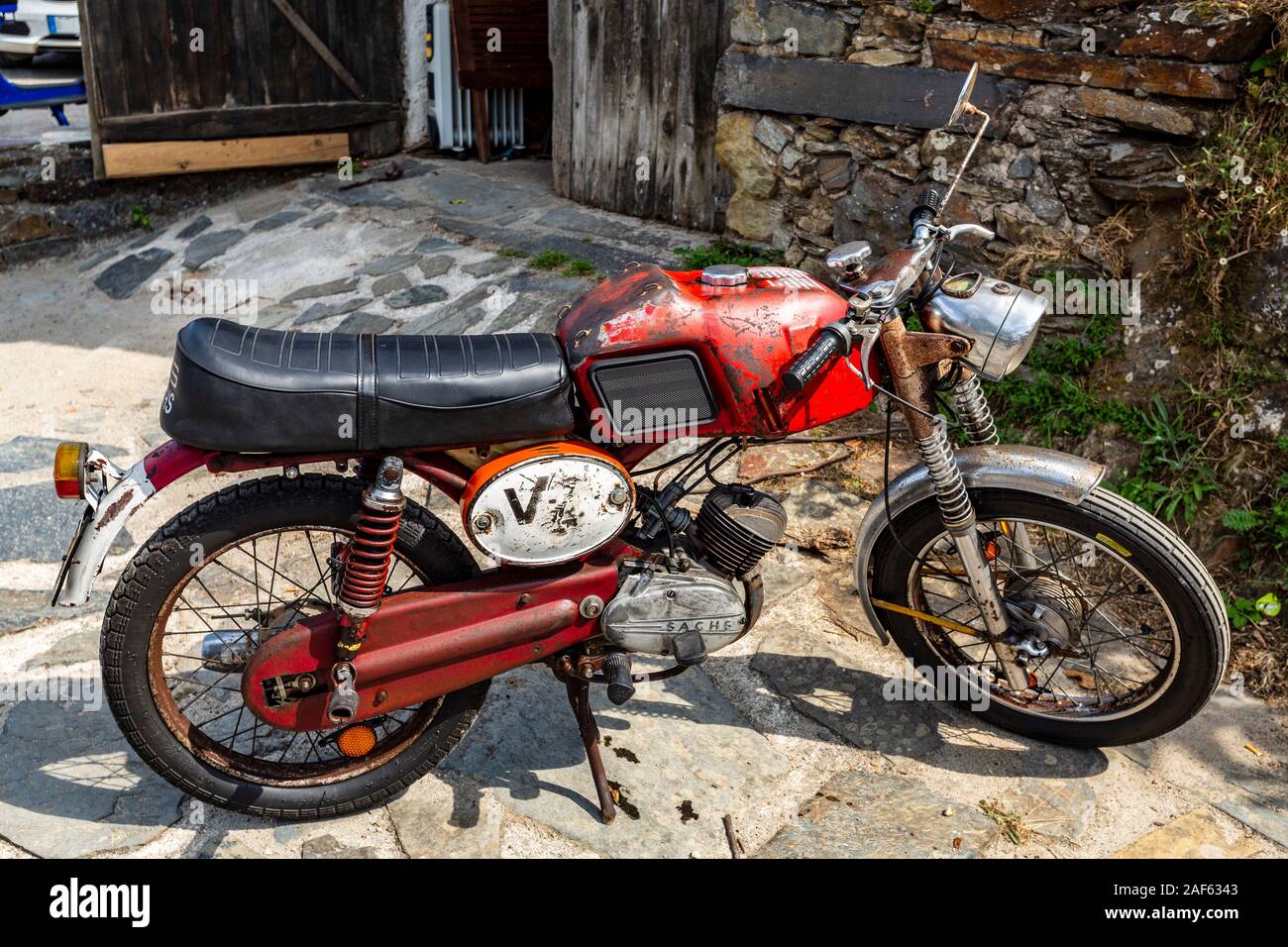 Détail d'une vieille Sachs Sis v5 Sport classic moto 50cc d'origine allemande, construite en 1965 et encore en cours en 2019 dans Talasnal, Coimbra, Portugal Banque D'Images