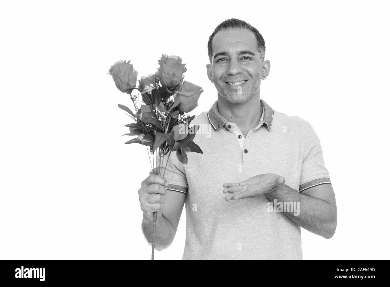Happy mature man holding perse roses rouges Banque D'Images