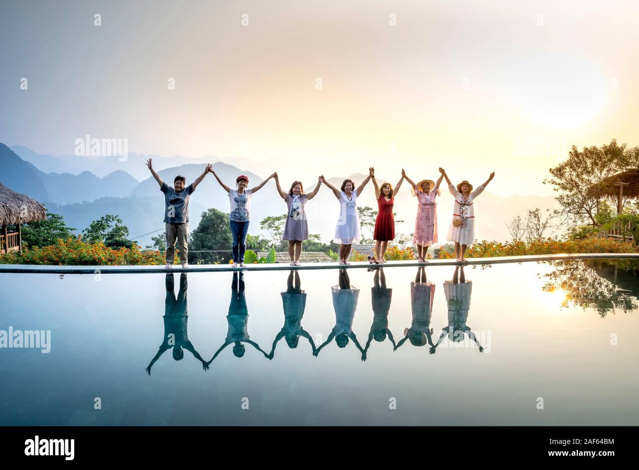 Pu Luong eco garden resort, Pu Luong commune, province de Thanh Hoa, Vietnam - 1 octobre 2019 : groupe d'heureux touristes prendre des photos ensemble à l'i Banque D'Images