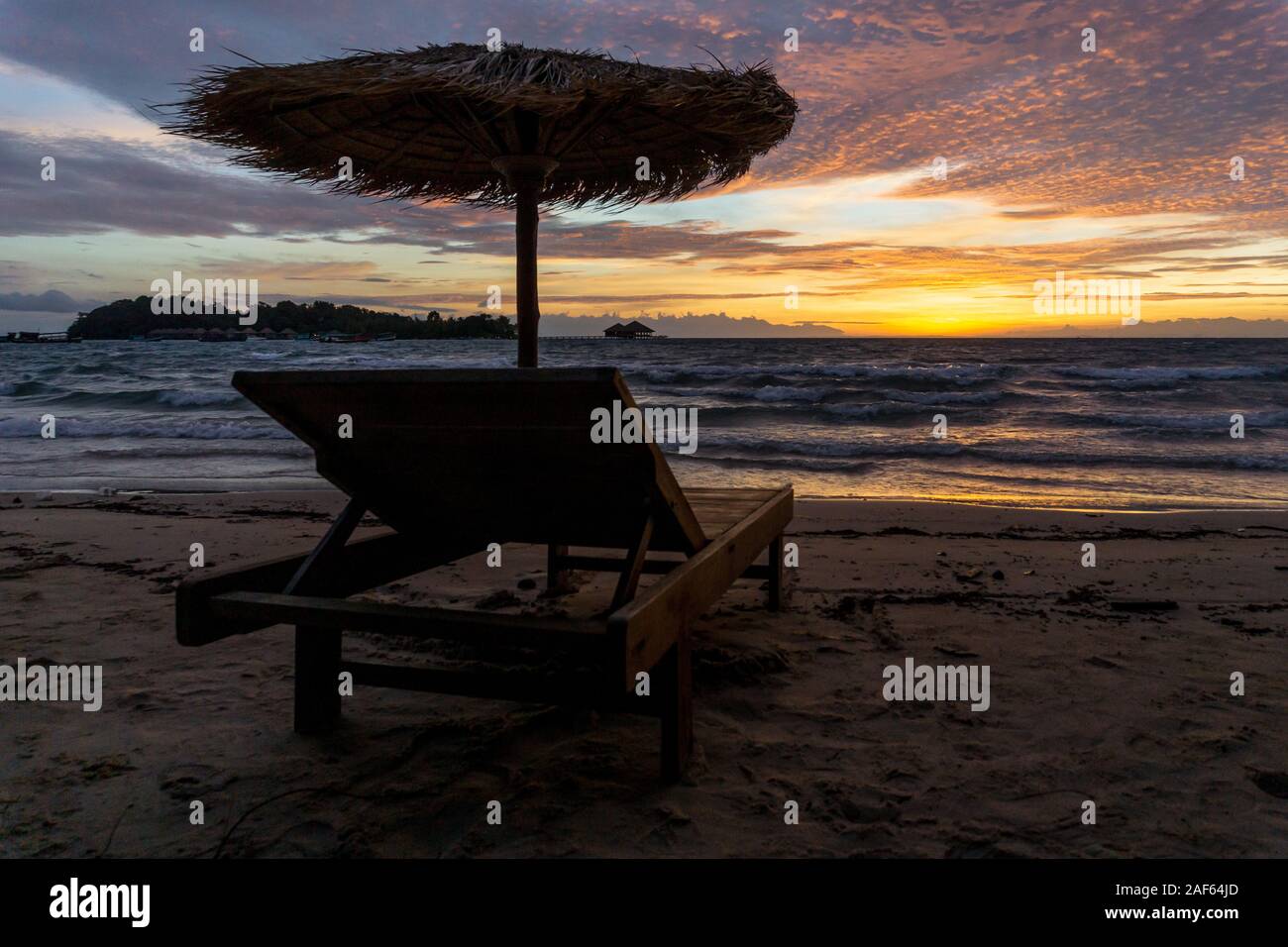 Lever de soleil coloré sur la plage de Koh Rong, Cambodge Banque D'Images