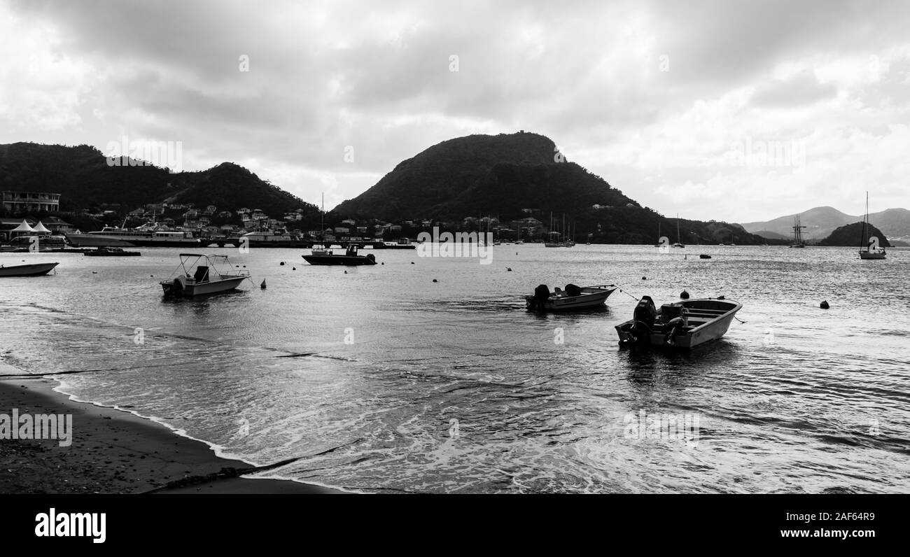 Image en noir et blanc de bateaux de pêche dans le port de Guadalupe, îles des Caraïbes. Vue sur le port de pêche de Guadalupe, des Caraïbes 2019 Banque D'Images