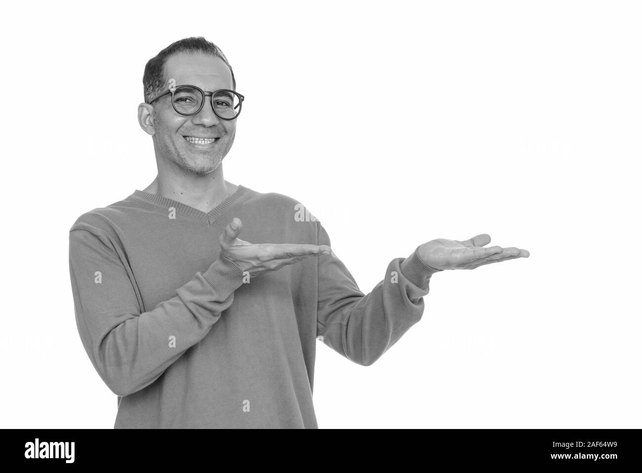 Happy mature man holding out Persique deux mains Banque D'Images