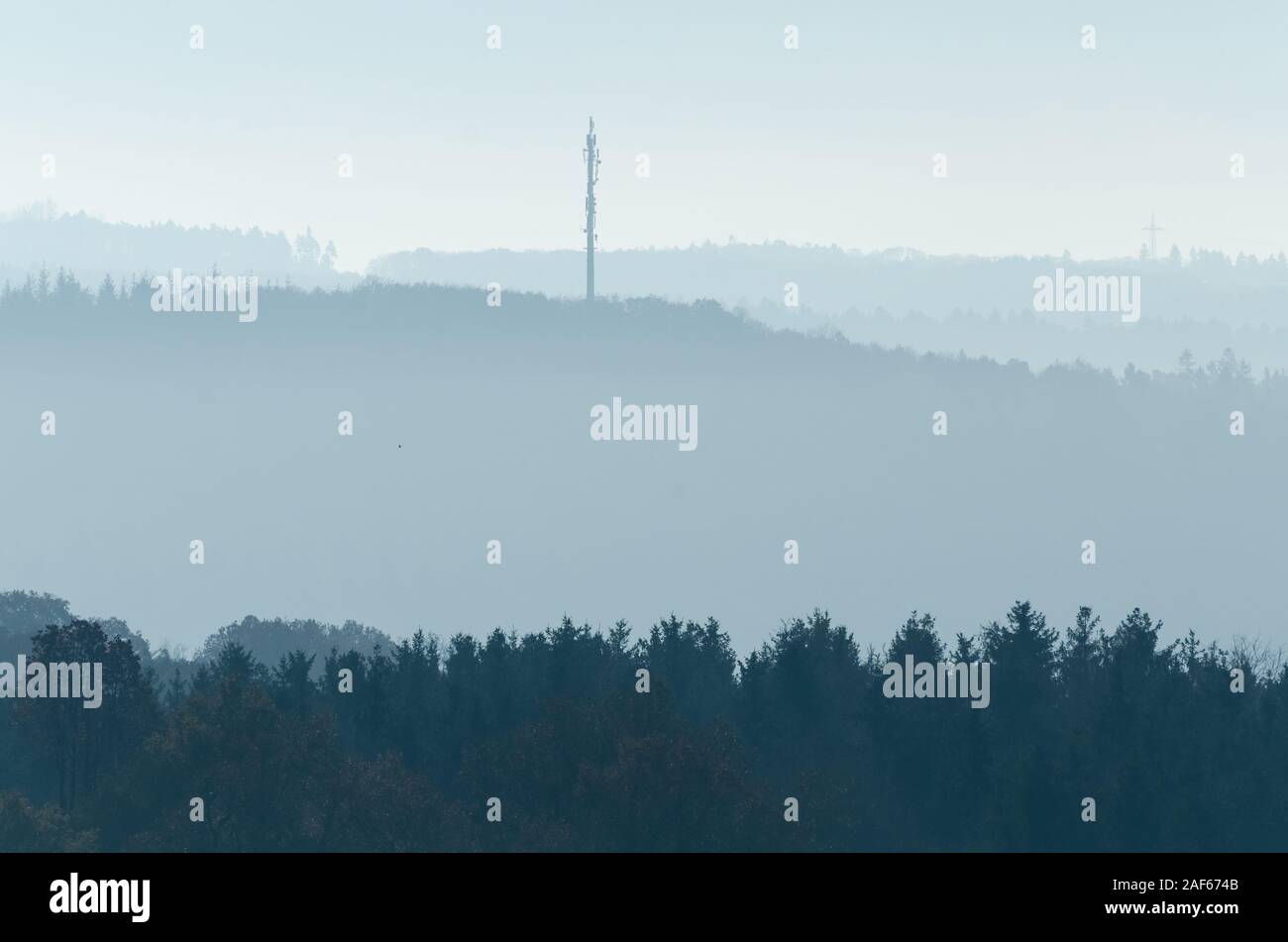 Paysage dans la campagne avec les communications et de cellules de mât de la tour au cours de l'automne en Allemagne, en Europe de l'Ouest Banque D'Images