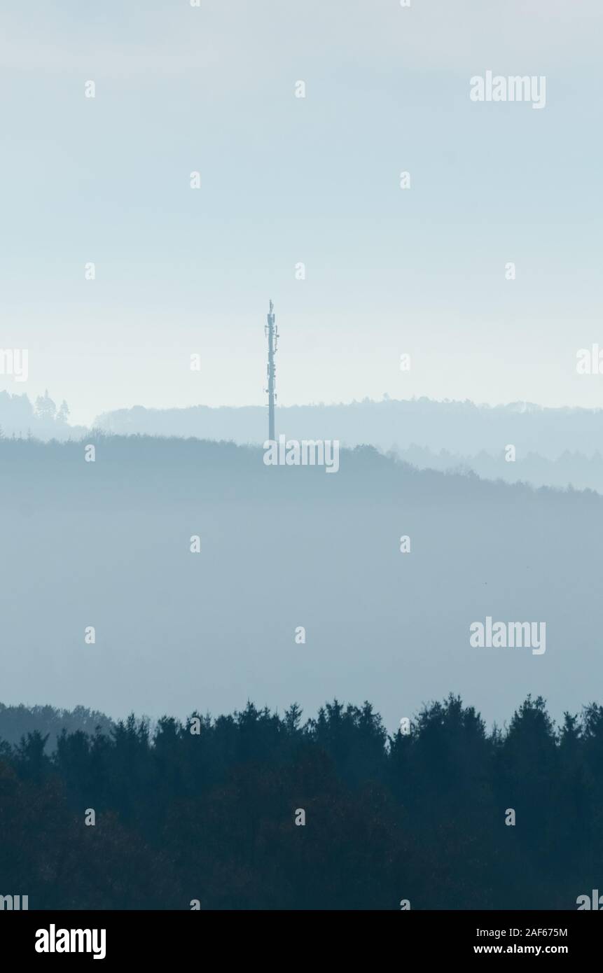 Paysage dans la campagne avec les communications et de cellules de mât de la tour au cours de l'automne en Allemagne, en Europe de l'Ouest Banque D'Images