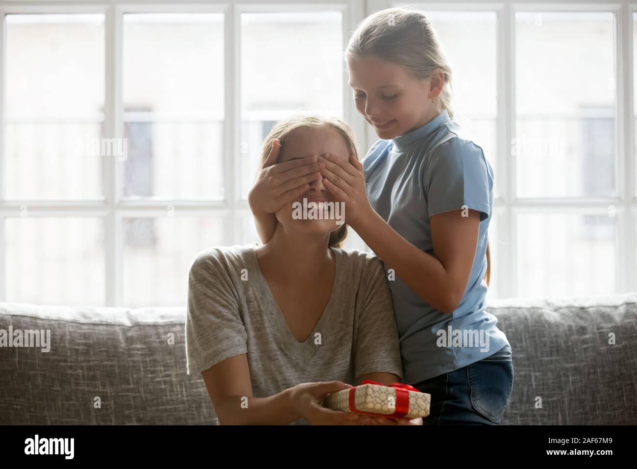 Fille Soin Faire Anniversaire Surprise Pour Jeune Maman Photo Stock Alamy