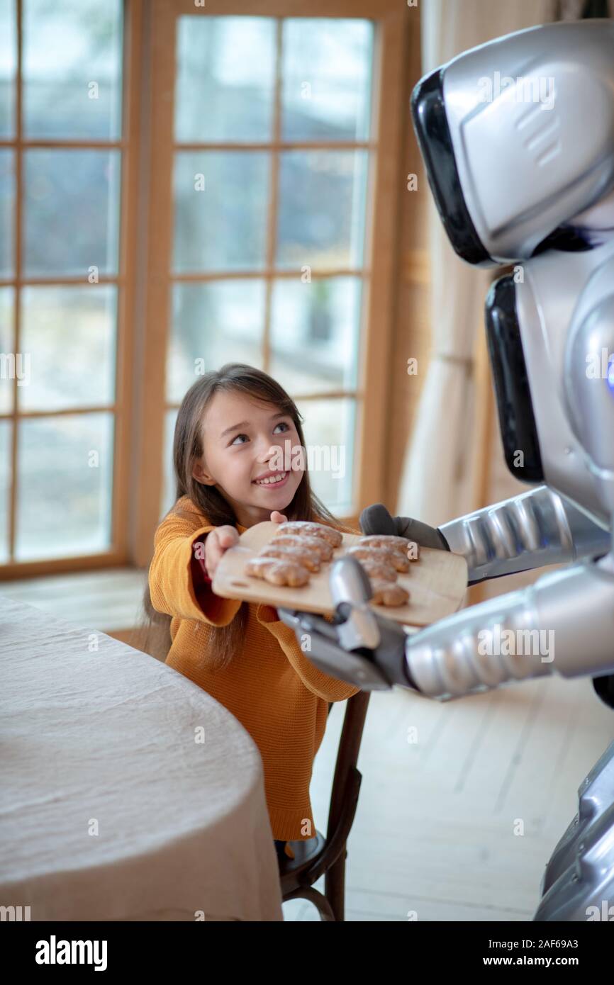 Robot maison tablier va servir à la table pour le dîner Banque D'Images