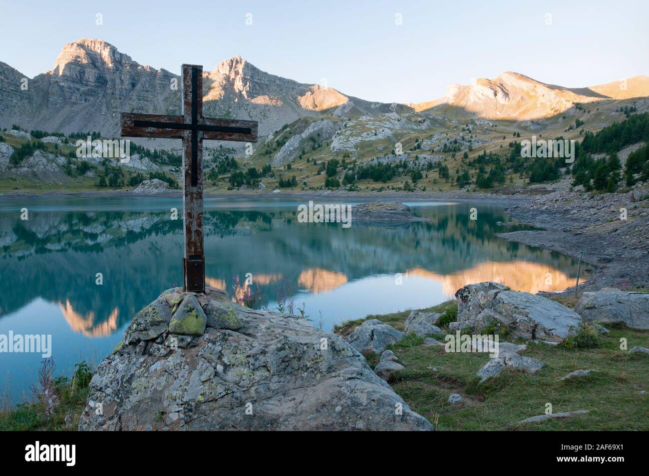 Croix par Allos lac avec la lumière du matin, Alpes de Haute Provence (04), Parc National du Mercantour, France Banque D'Images